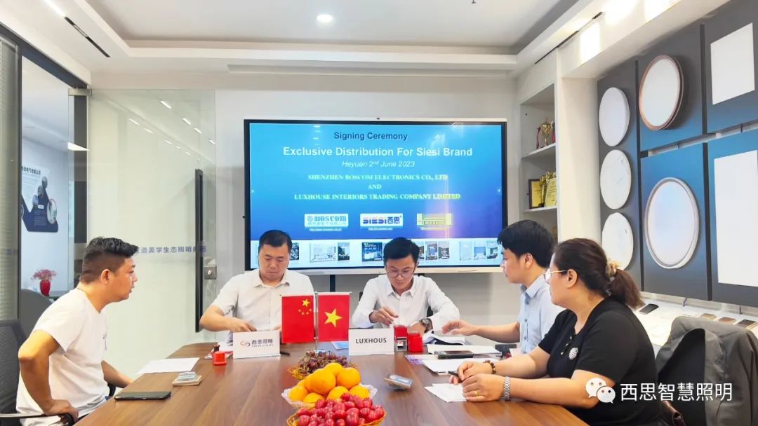 热烈祝贺越南LUXHOUSE贵宾杨总，，，，，，乐成签约成为南宫体育照明越南区域总署理！-公司新闻-南宫体育照明官网