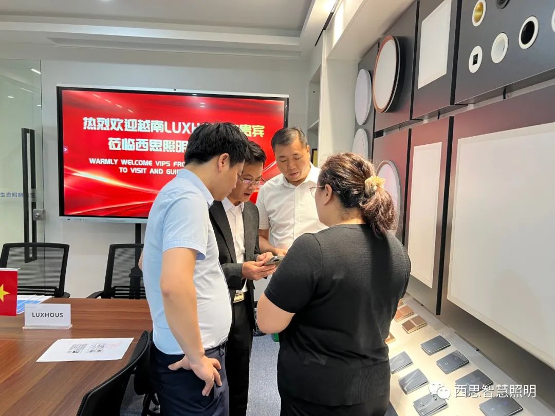 热烈祝贺越南LUXHOUSE贵宾杨总，，，，，，乐成签约成为南宫体育照明越南区域总署理！-公司新闻-南宫体育照明官网