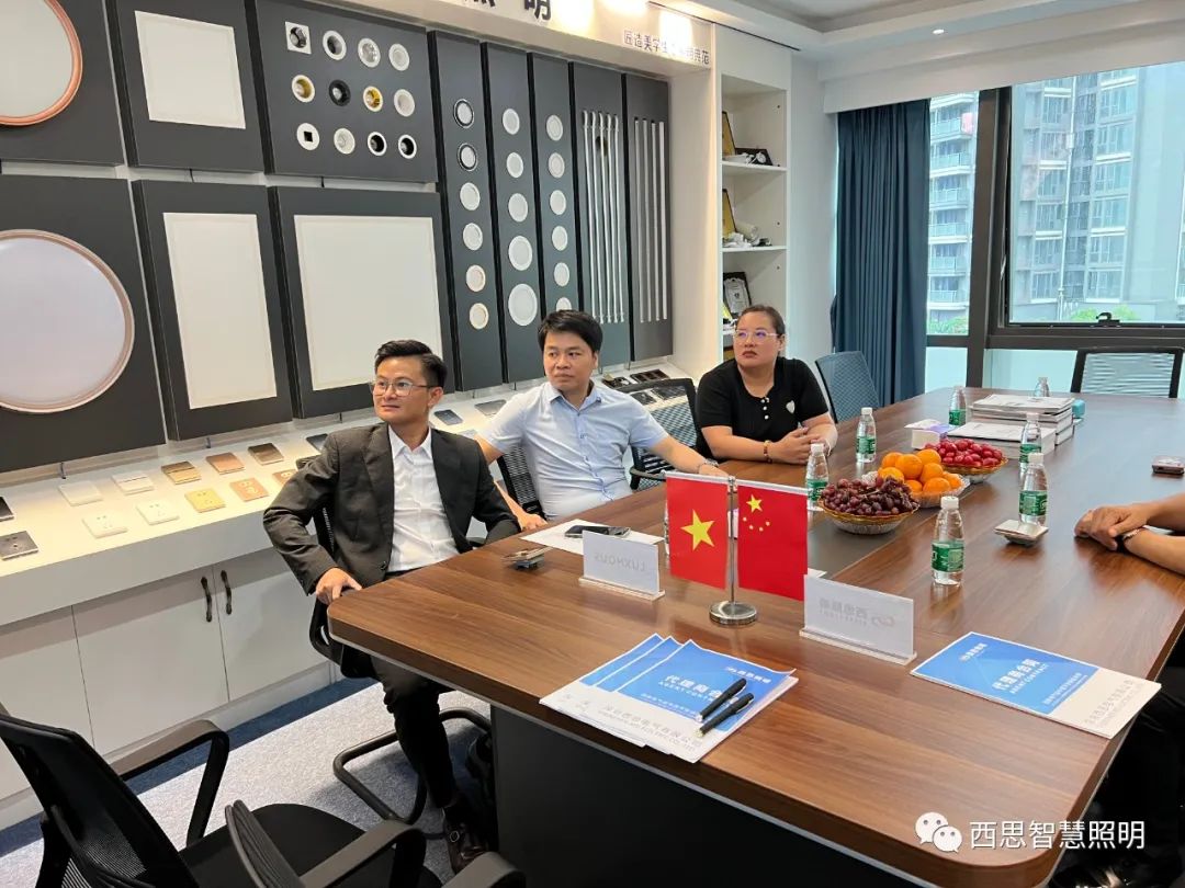 热烈祝贺越南LUXHOUSE贵宾杨总，，，，，，乐成签约成为南宫体育照明越南区域总署理！-公司新闻-南宫体育照明官网