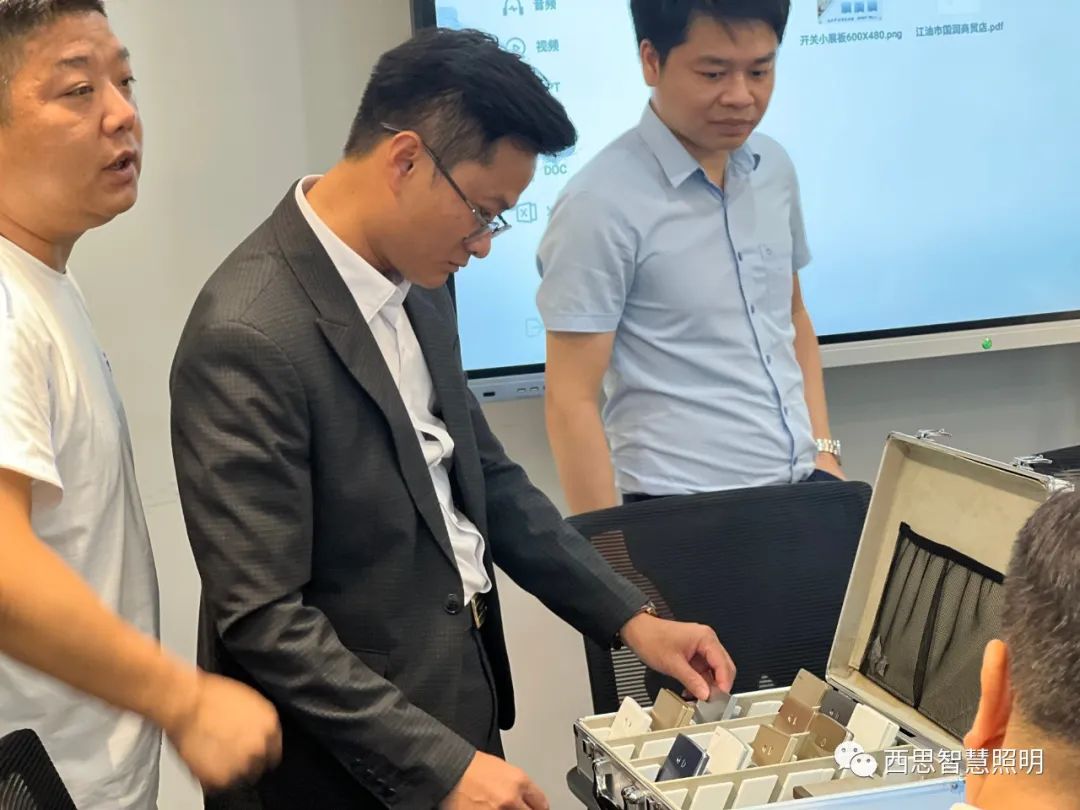 热烈祝贺越南LUXHOUSE贵宾杨总，，，，，，乐成签约成为南宫体育照明越南区域总署理！-公司新闻-南宫体育照明官网