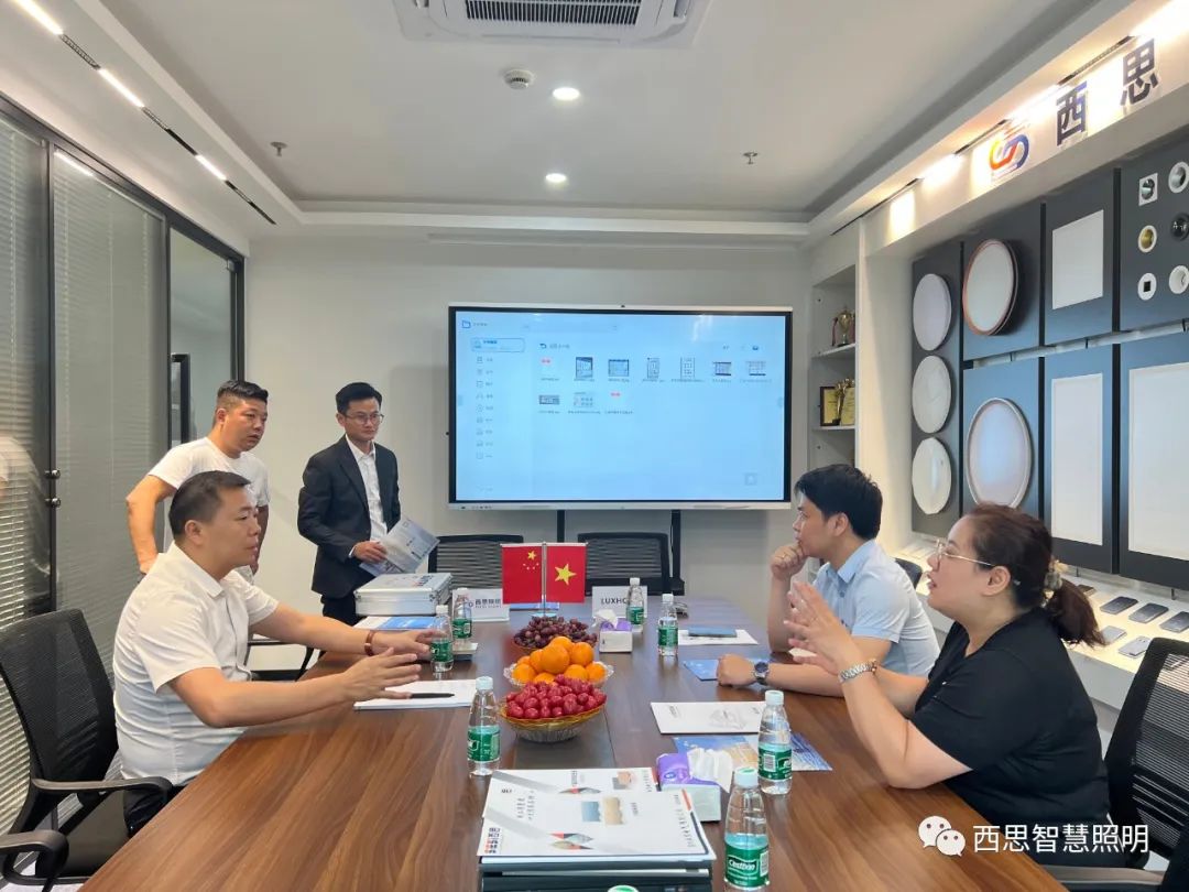 热烈祝贺越南LUXHOUSE贵宾杨总，，，，，，乐成签约成为南宫体育照明越南区域总署理！-公司新闻-南宫体育照明官网